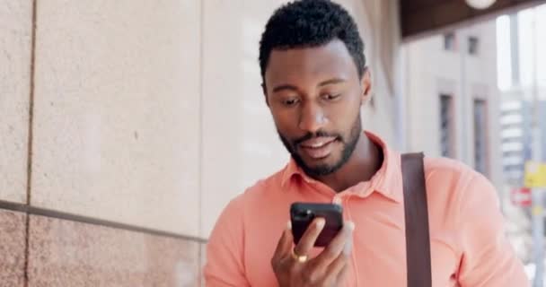 旅行或黑人在巴塞罗那市 街道或公路上的通信 网络或室外交谈 使用智能手机进行5克虚拟语音或语音辅助的交谈或商人 — 图库视频影像