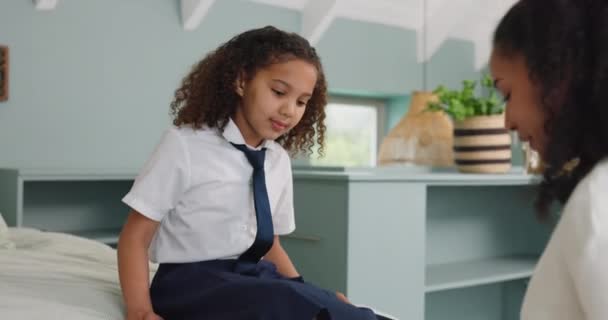 Mutter Kind Und Schuhe Zur Vorbereitung Auf Schule Lernen Oder — Stockvideo