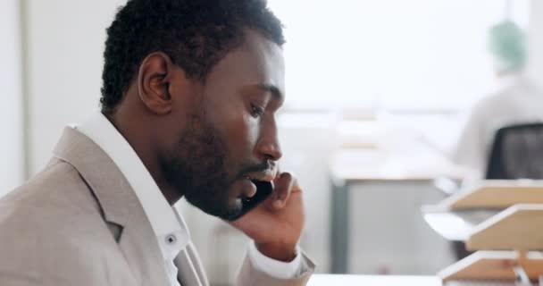 Телефонный Звонок Черный Мужчина Разговор Офисе Бизнесе Общении Молодой Предприниматель — стоковое видео