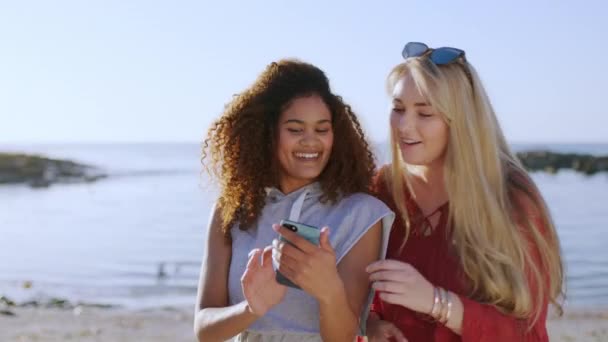 Teman Gosip Berita Atau Tertawa Dengan Telepon Posting Media Sosial — Stok Video