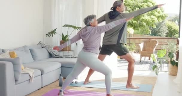 Yoga Seniorpar Och Meditation Vardagsrummet För Stretching Wellness Och Bindning — Stockvideo