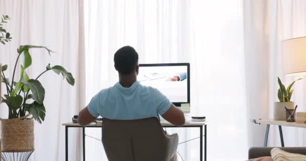 黑人男子 从家庭办公室伸展和工作在计算机 远程工作和台式计算机 技术和互联网 累坏了的自由职业者在完成任务后休息 伸展手臂和放松的后背 — 图库视频影像