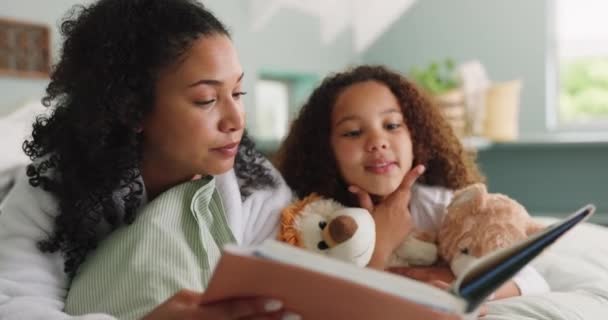 Liefde Lezen Van Moeder Meisje Boek Verbondenheid Thuis Ontspannen Samen — Stockvideo