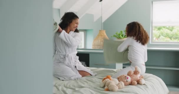 Mutter Kind Und Lächeln Kämpfen Bett Kissenschlacht Morgenglück Verspielten Spaß — Stockvideo