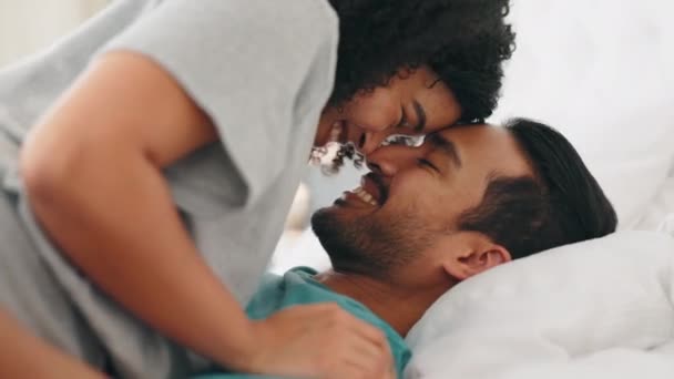 Kärlek Roligt Och Lekfullt Med Ett Svart Par Sängen Tillsammans — Stockvideo