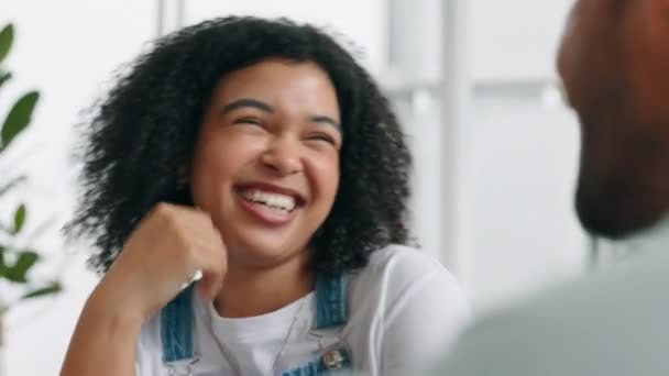 Paar Gelukkig Samen Praten Huiskamer Lachen Lachen Voor Liefde Quality — Stockvideo