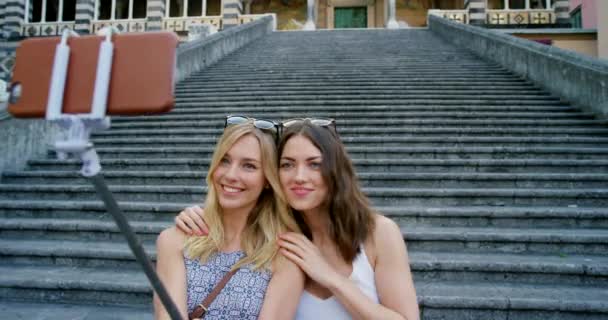 Telefone Selfie Amigos Viagem Edifício Escadas Concreto Igreja Catedral Amalfi — Vídeo de Stock