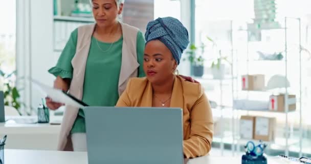 ストレス 悪いニュースビジネス黒人女性と同僚とオフィスで書類を扱う 燃え尽きて 一緒に働く女性従業員や同僚と過労 — ストック動画