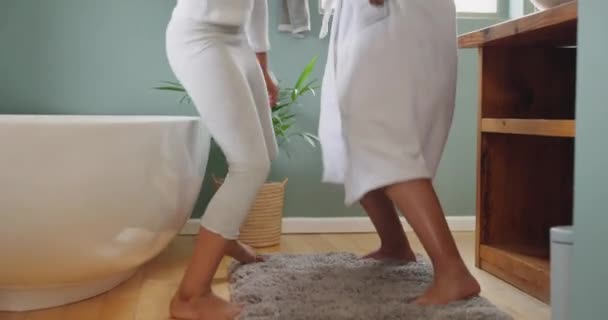 Madre Hija Bailar Baño Con Cepillo Pelo Por Mañana Divertirse — Vídeos de Stock