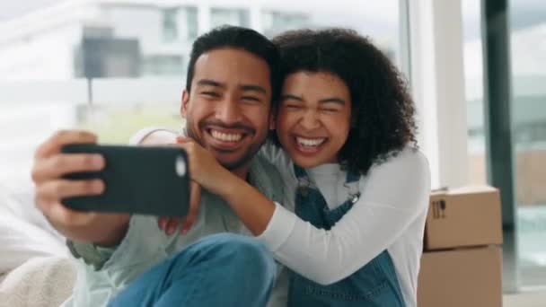 Coppia Trasloco Selfie Una Nuova Casa Celebrare Realizzazione Mutuo Ipotecario — Video Stock