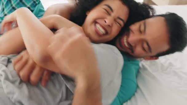 Любов Пара Обійми Ліжку Вранці Щастя Або Сміх Разом Стосунків — стокове відео