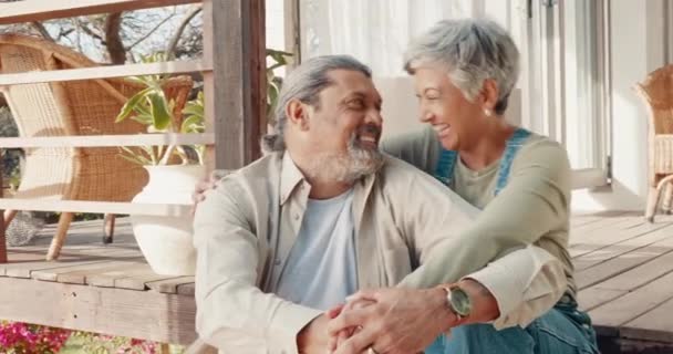老夫妇 拥抱和快乐的同时 在户外的家门廊谈论有趣的对话 结合和时间在一起 在度假屋退休时健康婚姻中的老年男女的微笑 — 图库视频影像