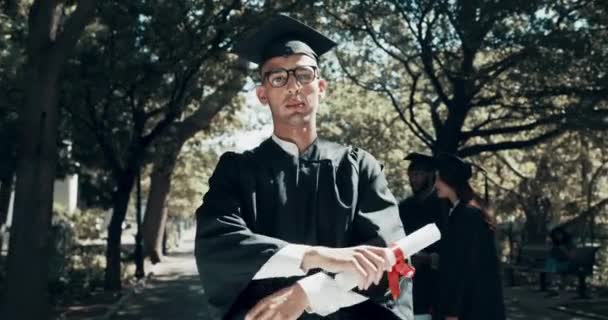Graduado Hombre Estudiante Con Diploma Graduación Campus Universidad Ceremonia Retrato — Vídeos de Stock
