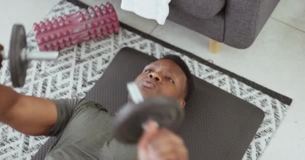 Fitness Ćwiczenia Hantle Czarnym Mężczyzną Podnoszącym Ciężar Podłodze Swojego Domu — Wideo stockowe
