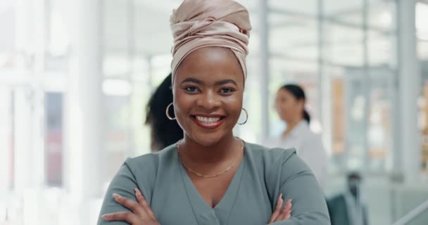 サラリーマンの黒人女性がオフィスで腕を組んで肖像画 幸せと自信を交わした 職場や職場で働く女性従業員との顔 リーダーシップ — ストック動画