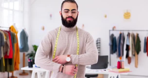 Uomo Ritratto Designer Nel Suo Studio Moda Con Metro Nastro — Video Stock