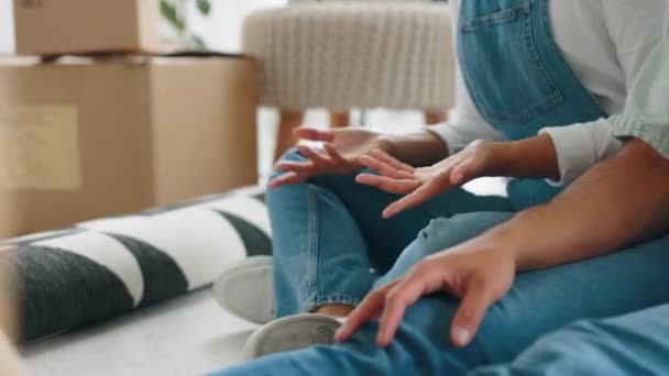 Ιδιοκτήτες Άντρας Και Γυναίκα Κρατιούνται Χέρι Χέρι Στο Πάτωμα Ενθουσιασμένοι — Αρχείο Βίντεο