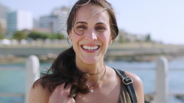 Szczęśliwy Podróże Kobieta Plaża Twarzą Uśmiechem Zewnątrz Natura Przygoda Wycieczką — Wideo stockowe