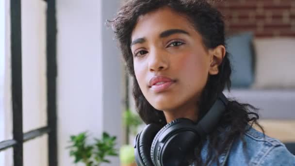 Kadın Müzik Ilhamı Için Başlangıç Ofisi Kulaklık Dijital Pazarlama Için — Stok video