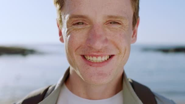 自由と学生のギャップ年に幸福のための世界旅行の旅に男のビーチ 笑顔と顔 ダブリンの穏やかなゲンZ人の平和 海の水と自然の肖像画アイルランド — ストック動画