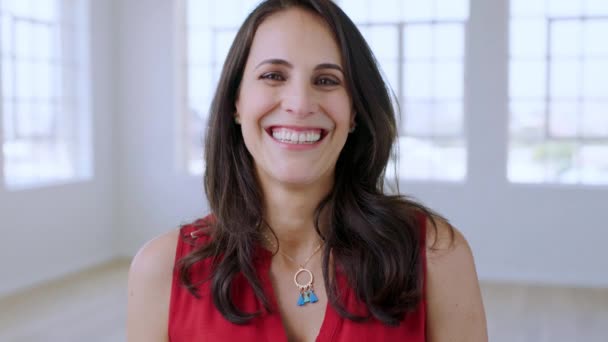 Mujer Feliz Sonreír Cara Casa Para Agencia Inmobiliaria Desarrollo Inmobiliario — Vídeos de Stock