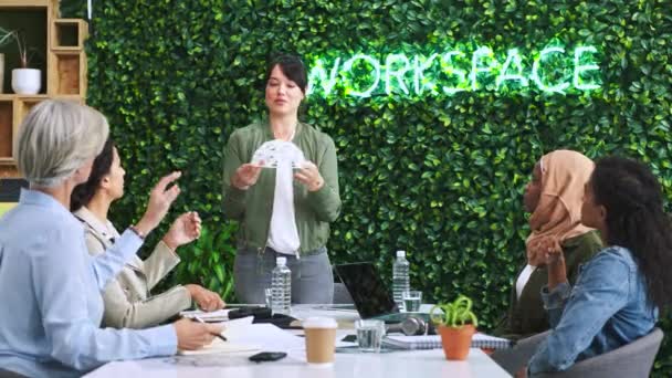 Vrouwen Diversiteit Productpresentatie Startup Teamwork Voor Marketing Onderzoek Planning Review — Stockvideo