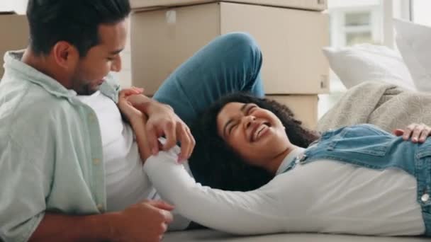 Pasangan Bahagia Dan Santai Rumah Baru Dengan Kotak Untuk Hari — Stok Video
