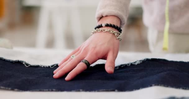 Main Tissu Mode Avec Une Créatrice Touchant Matériau Doux Dans — Video