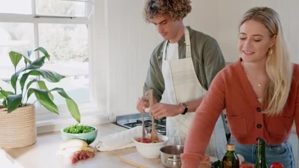 Cozinhar Cozinha Comida Com Casal Preparando Uma Refeição Juntos Sua — Vídeo de Stock
