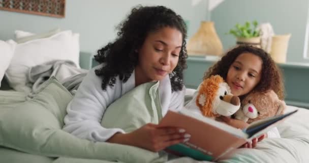 Familie Mädchen Und Mutter Lesen Buch Schlafzimmer Binden Und Spaß — Stockvideo