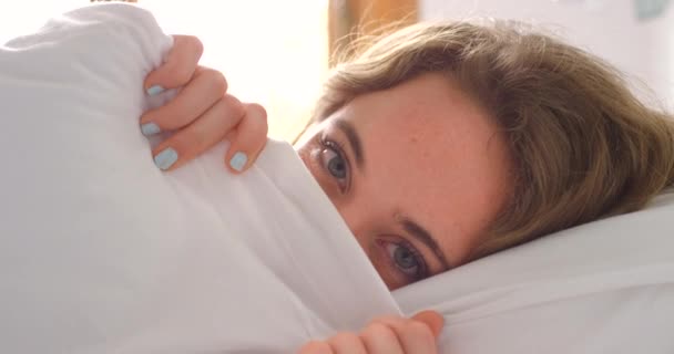Женщина Кровать Одеяло Подглядывая Прячась Стесняясь Головой Подушку Расслабиться Играть — стоковое видео