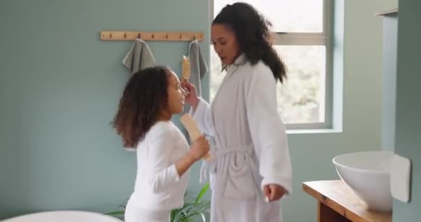 Cante Dança Escovar Cabelo Com Uma Mãe Filha Banheiro Sua — Vídeo de Stock