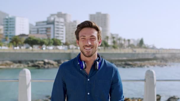 Biznesmen Uśmiech Śmiech Portret Wybrzeżu Oceanu Podróży Punkcie Morskim Republice — Wideo stockowe
