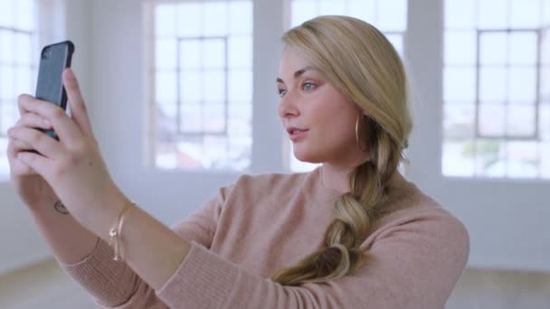Mulher Vlogger Moda Selfie Telefone Estúdio Design Escritório Casa Aplicativo — Vídeo de Stock