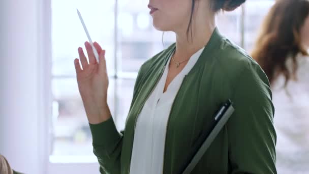 Ofis Sunum Tablet Fikri Olan Bir Kadın Açıklama Için Grafik — Stok video