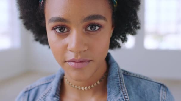 Mujer Negra Rostro Retrato Serio Con Afro Para Mentalidad Estudiantil — Vídeos de Stock