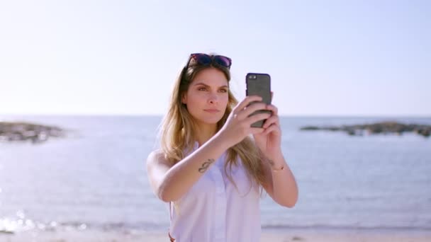 Kvinde Strand Selfie Med Telefon Til Rejseblog Sociale Medier Sommerferie – Stock-video