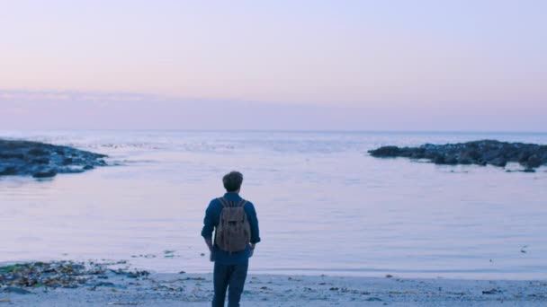 Mochila Homem Caminhada Pôr Sol Oceano Praia Para Aventura Paz — Vídeo de Stock