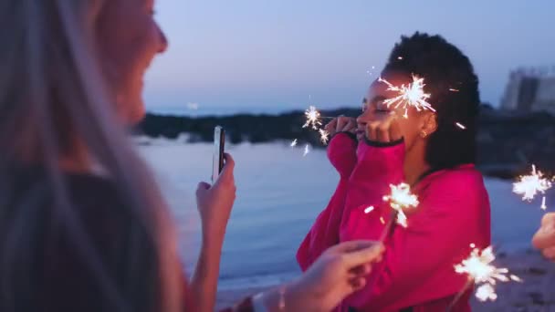 Kobieta Przyjaciele Plaża Iskrami Nocy Uroczystość Szczęście Świeżym Powietrzu Młodzi — Wideo stockowe