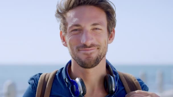 Пляжное Приключение Человека Улыбка Лицо Рюкзаком Счастье Путешествия Летом Расслабиться — стоковое видео