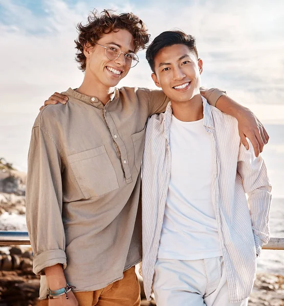 Ritratto Due Giovani Uomini Attraenti Piedi Insieme Sulla Spiaggia Asiatico — Foto Stock