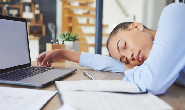 Unavená Vyčerpaná Byznysmena Spící Stolem Zatímco Pracuje Moderní Kanceláři Burnout — Stock fotografie