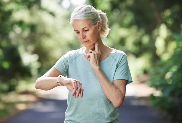 How Levels Mature Woman Using Watch Checking Her Pulse While — Stock Photo, Image