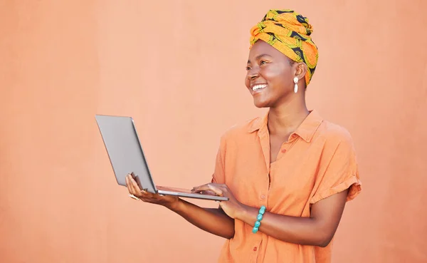 노트북 케냐에서 아이디어를 창조하는 연구에 생각하고 있습니다 프로젝트를 디지털 아프리카 — 스톡 사진