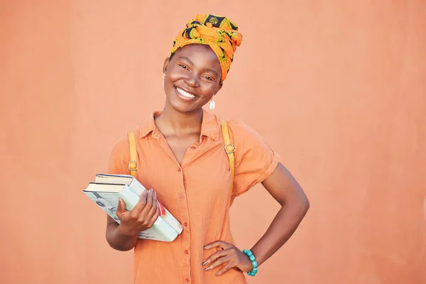 학생들 그리고 오렌지 배경에 여성의 초상은 지식을 준비하고 있습니다 아프리카 — 스톡 사진