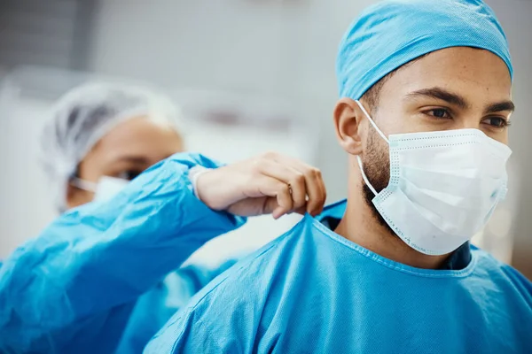 Хірург Лікар Або Медик Медсестрою Допомагають Чистими Скрабами Маскою Обличчя — стокове фото