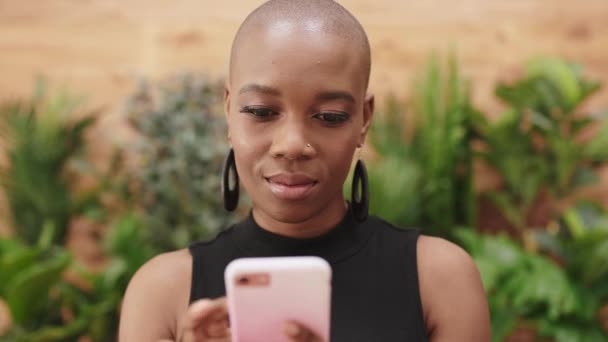 黒人女性 スマートフォンやソーシャルメディアのための入力 接続性と検索インターネット アフリカ系アメリカ人女性 通信のための女の子と電話 接続やチャットのための投稿やオンライン読書 — ストック動画