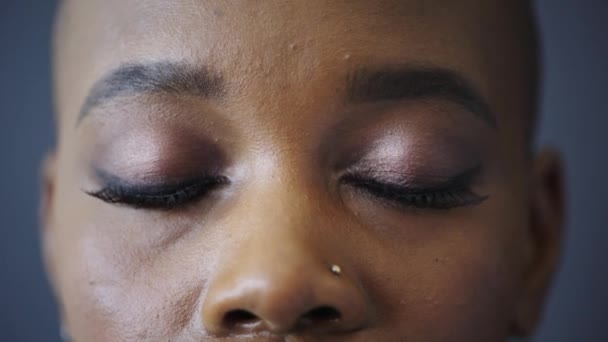 Zbliżenie Oczy Czarna Kobieta Makijażem Pielęgnacji Skóry Naturalne Piękno Gładką — Wideo stockowe