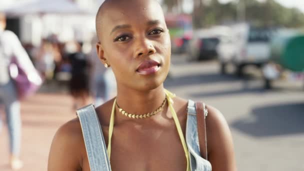 Černá Žena Vážná Tvář Portrét Městě Pro Cestování Dovolenou Letní — Stock video