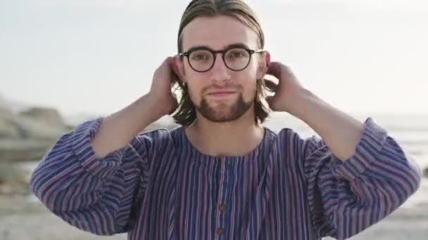 Ansikte Strand Och Man Med Glasögon Semester Semester Eller Resa — Stockvideo